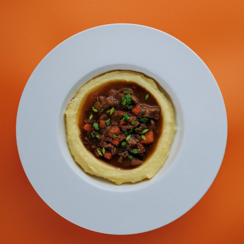 Баранина с овощами и картофельным пюре