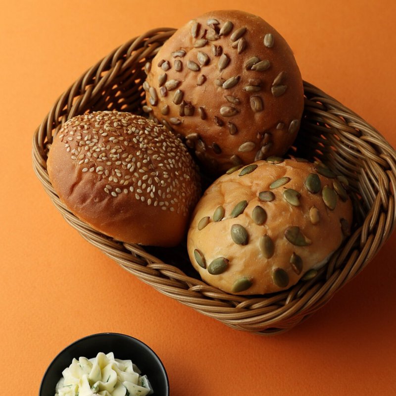 Хлебная корзина с чесночным маслом