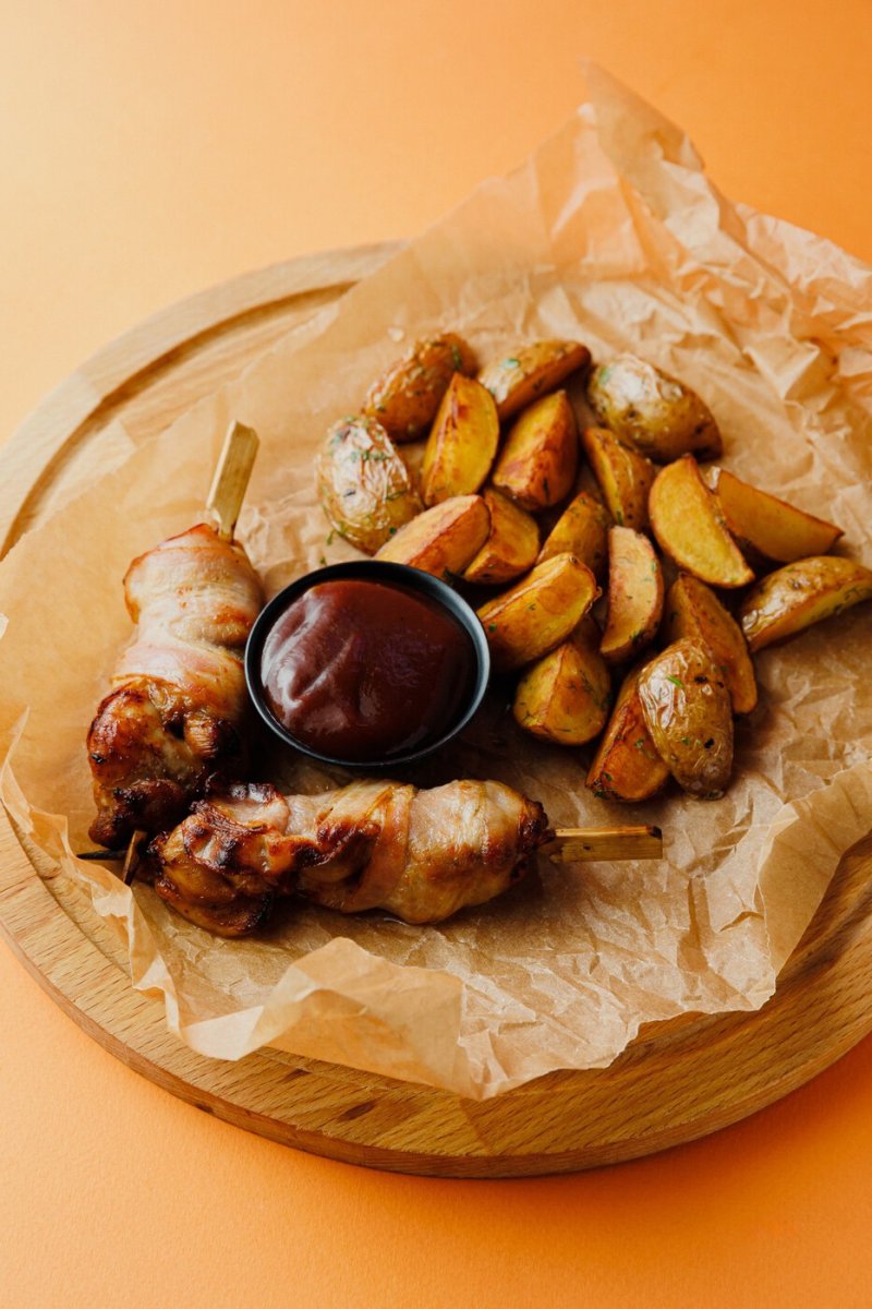 Куриные шашлычки в беконе с соусом барбекю