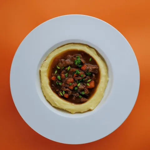 Баранина с овощами и картофельным пюре