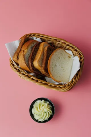 Хлебная нарезка с чесночным маслом